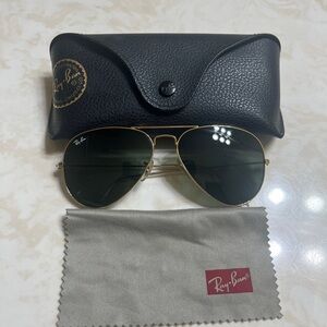 Sunglasses Gold Frame with Black Lenses Ray-Ban Aviator